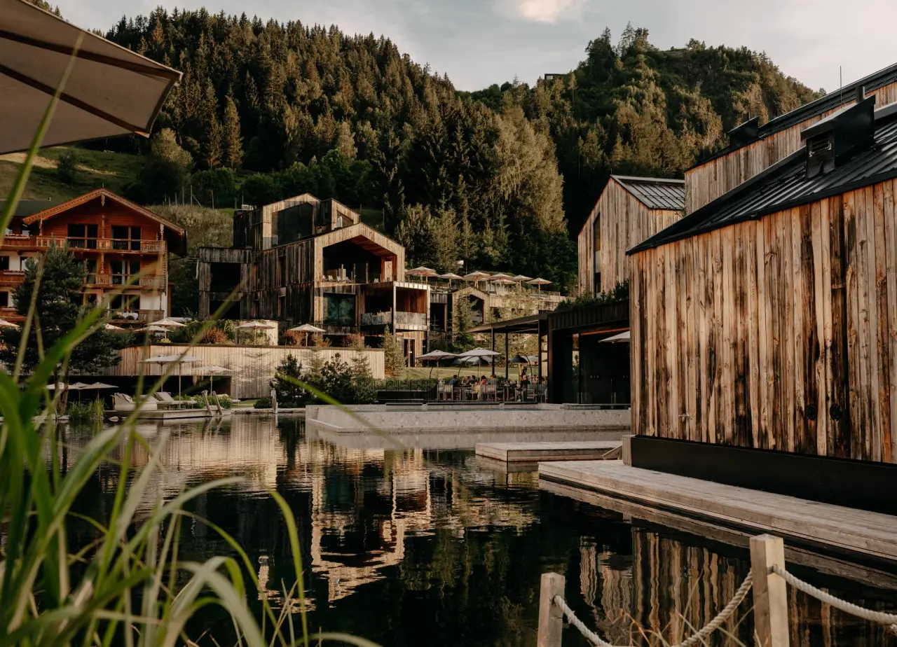 Naturhotel Forsthofgut in Leogang – Hotelanlage mit Naturpool und Waldkulisse | Wellnesshotel Salzburger Land