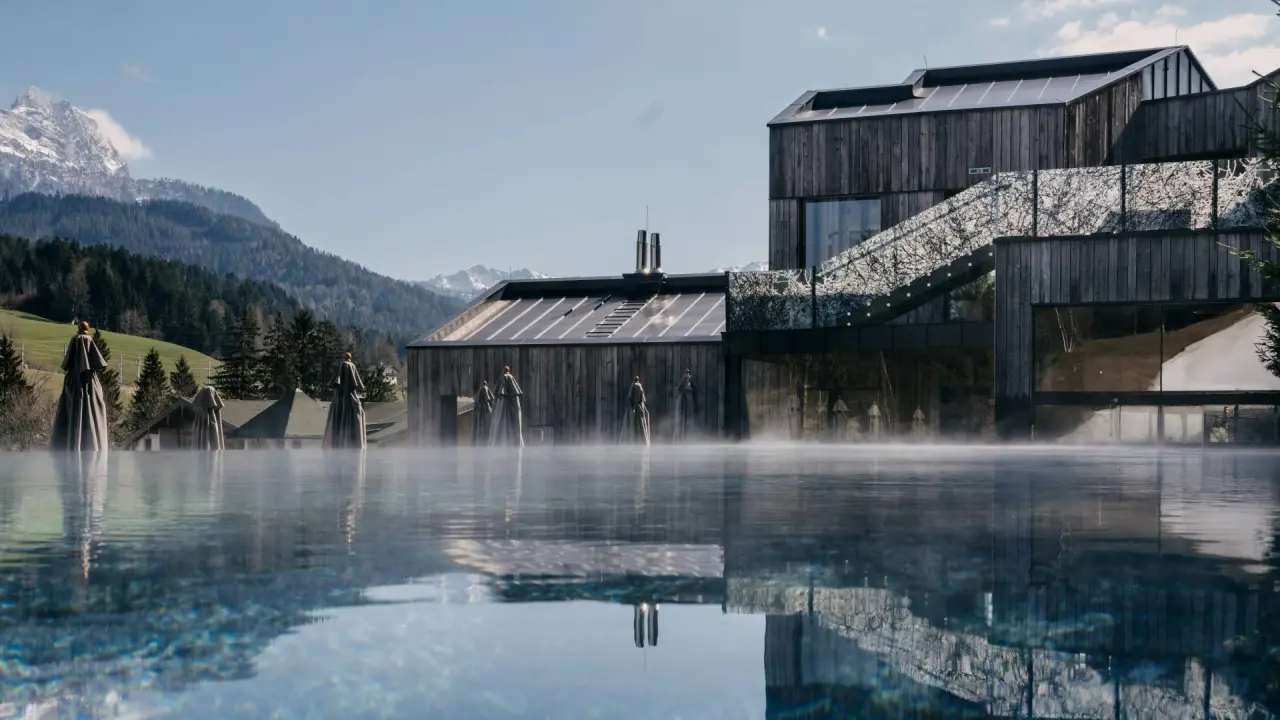 Naturhotel Forsthofgut in Leogang – Infinity-Außenpool mit Hotel und Bergpanorama | Wellnesshotel Salzburger Land