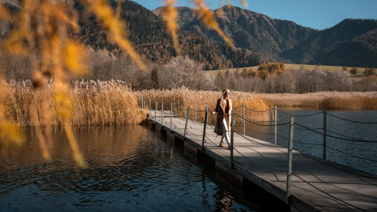 Hotel Ortlerspitz in Reschen – Gast im Bademantel mit Whirlpool und Seeblick | Wellnesshotel Vinschgau
