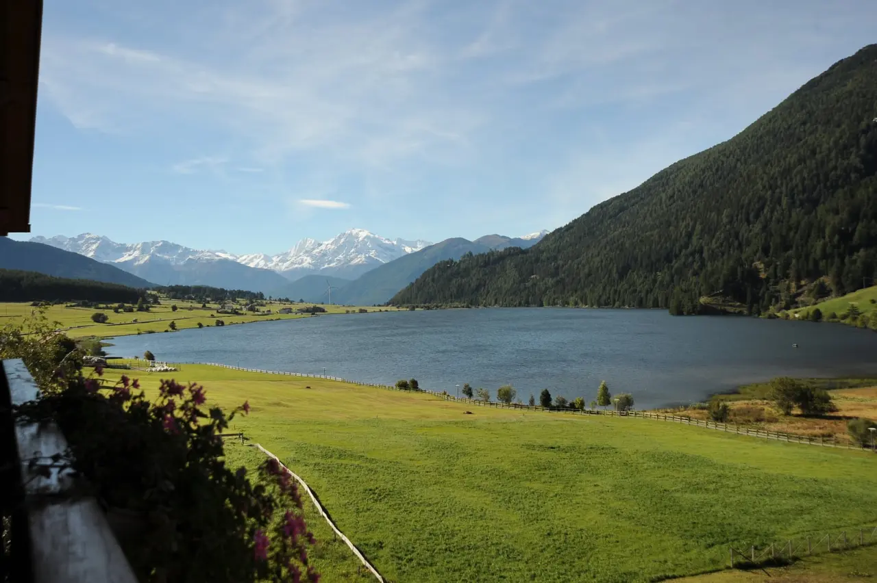 Hotel Ortlerspitz in Reschen – Panoramablick auf den Reschensee und die umliegenden Berge | Wellnesshotel Vinschgau