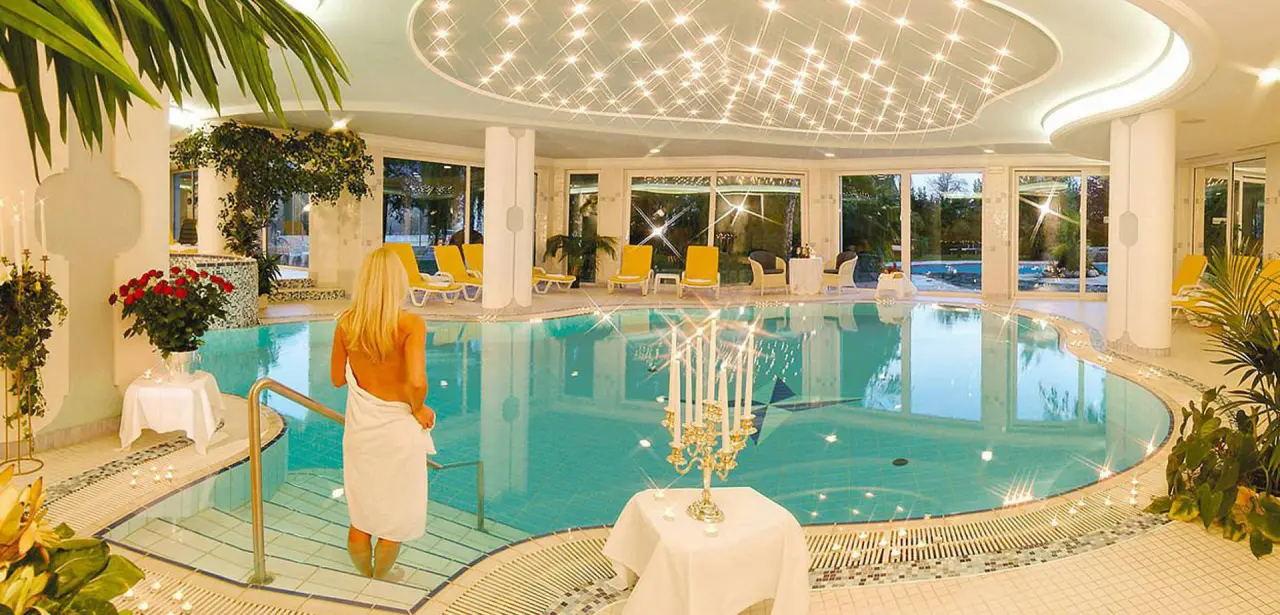 Wellness Parc Hotel Ruipacherhof in Tirolo – Elegantes Hallenbad mit Sternenhimmel | Wellnesshotel Südtirol