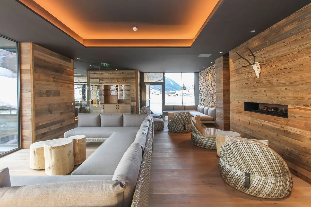 Hotel Edelweiss in Hinterglemm – Gemütliche Hotellounge mit Kamin und Bergblick | Wellnesshotel Salzburger Land