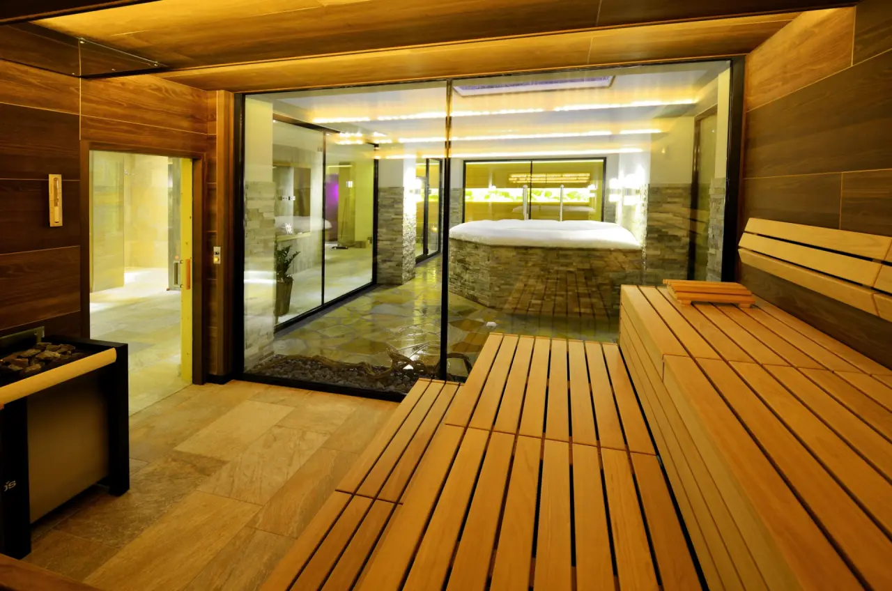 Hotel Edelweiss in Hinterglemm – Moderne Sauna mit Whirlpool und Entspannungsbereich | Wellnesshotel Salzburger Land