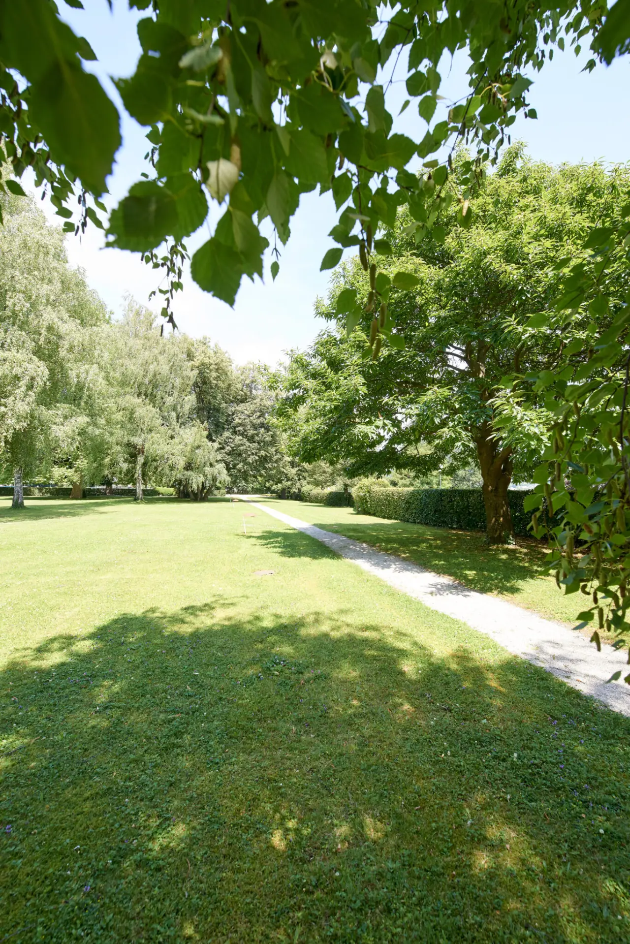 Parkhotel Pörtschach in Pörtschach – Grüner Hotelgarten mit Spazierweg und Bäumen | Wellnesshotel Kärnten