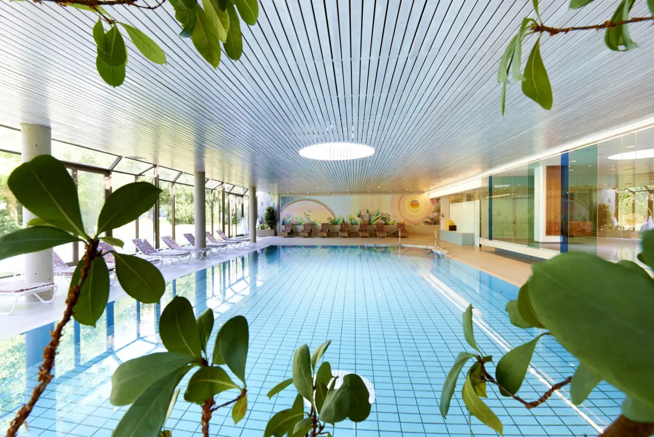 Parkhotel Pörtschach in Pörtschach – Helles Hallenbad mit großen Fenstern und Liegebereich | Wellnesshotel Kärnten