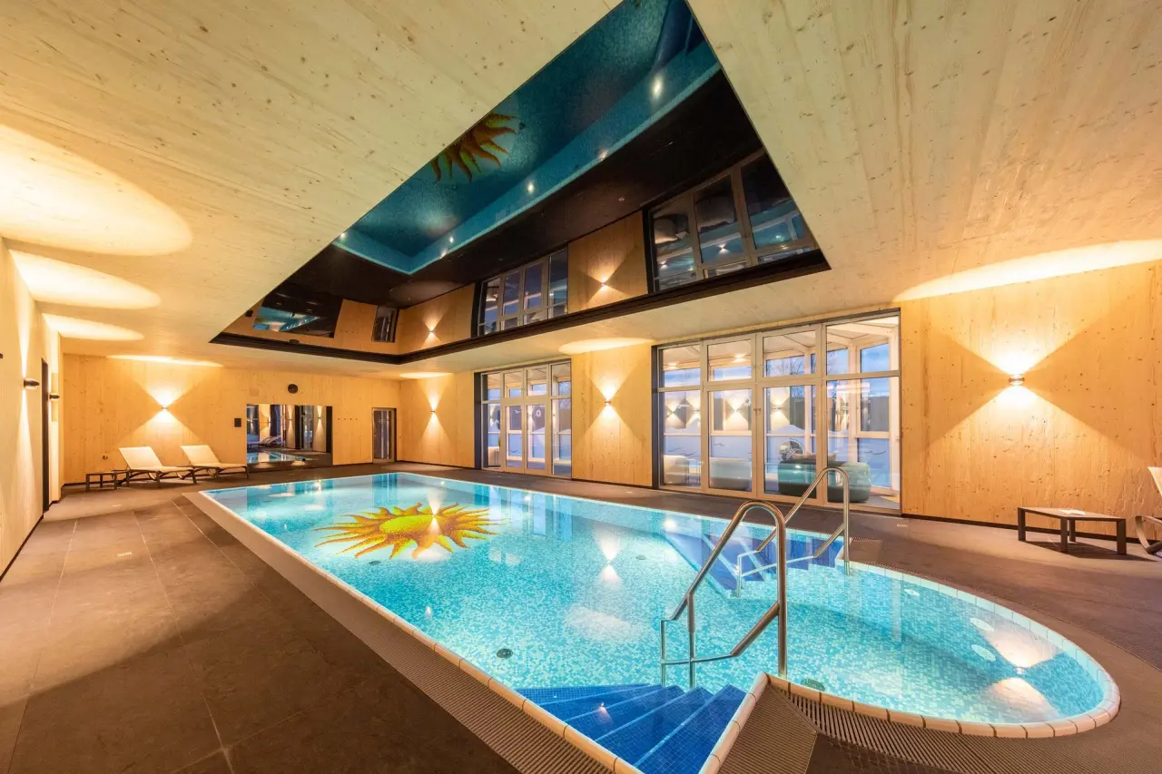Fair Hotel in Jena – Heller Innenpool mit Holzdecke und Liegebereich | Wellnesshotel Thüringen