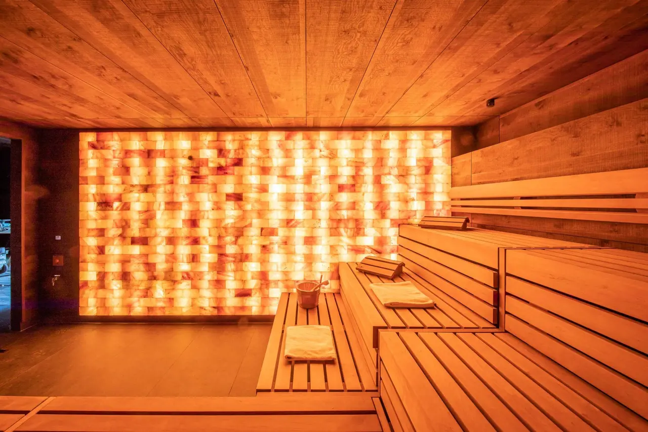 Fair Hotel in Jena – Salzstein-Sauna mit Holzinterieur und warmem Licht | Wellnesshotel Thüringen