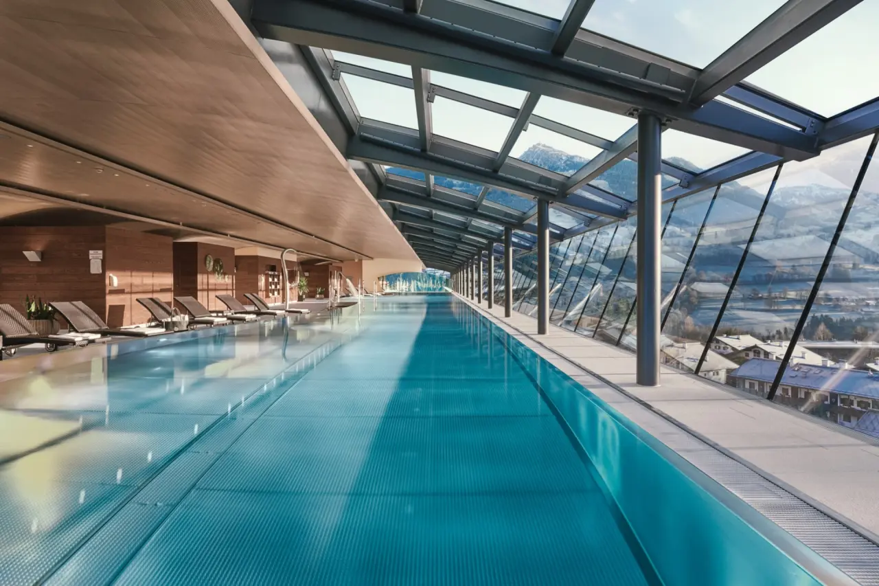 Lebenberger Schlosshotel in Kitzbühel – Infinity-Indoorpool mit Bergblick | Wellnesshotel Tirol