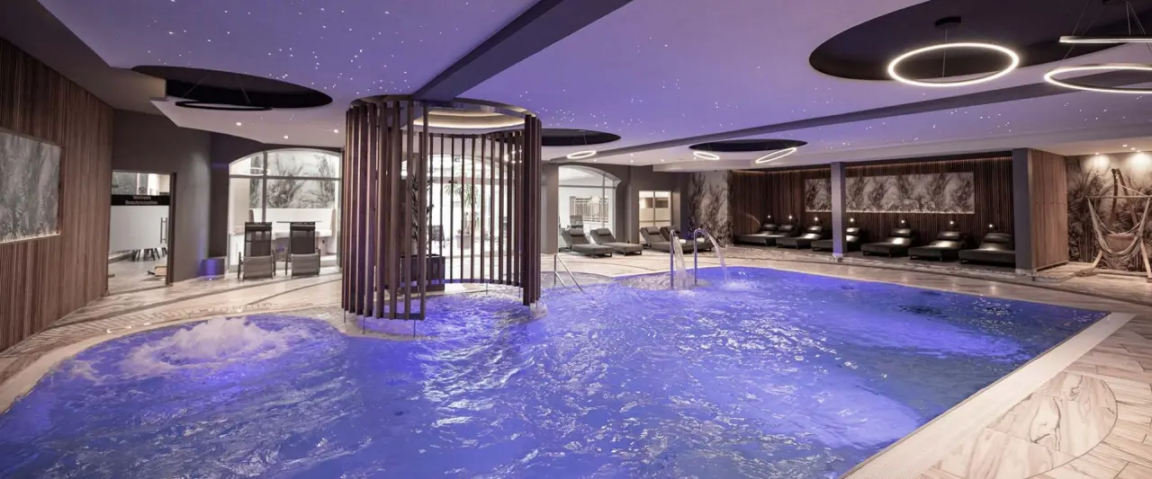 Hotel Almesberger****s in Aigen-Schlägl – Moderner Innenpool mit Sternenhimmel und Liegebereichen | Wellnesshotel Mühlviertel