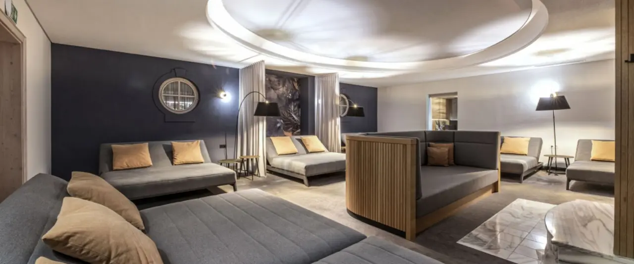 Hotel Almesberger****s in Aigen-Schlägl – Gemütlicher Ruheraum mit bequemen Liegen und indirekter Beleuchtung | Wellnesshotel Mühlviertel