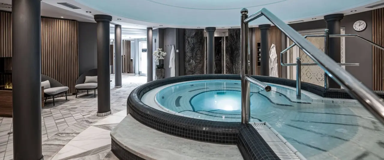 Hotel Almesberger****s in Aigen-Schlägl – Luxuriöser Whirlpool im modernen Spa-Bereich | Wellnesshotel Mühlviertel