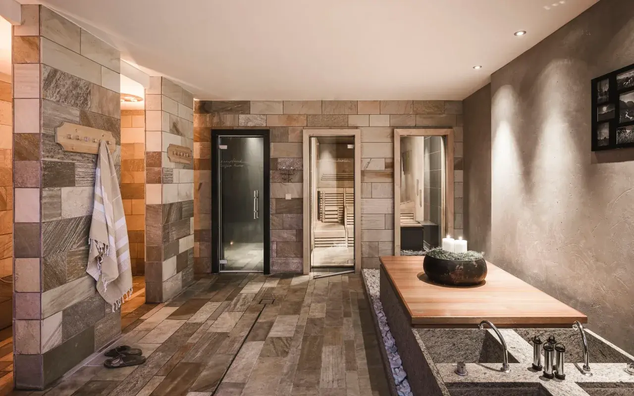 Falkensteiner Hotel & Spa Sonnenparadies in Terenten – Moderner Saunabereich mit Steinwand | Wellnesshotel Pustertal