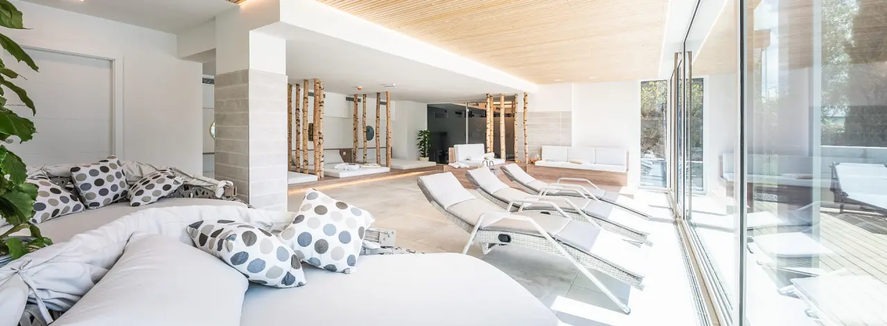 Villa Postillion am See in Millstatt am See – Heller Ruheraum im Spa-Bereich mit Seeblick | Wellnesshotel Kärnten