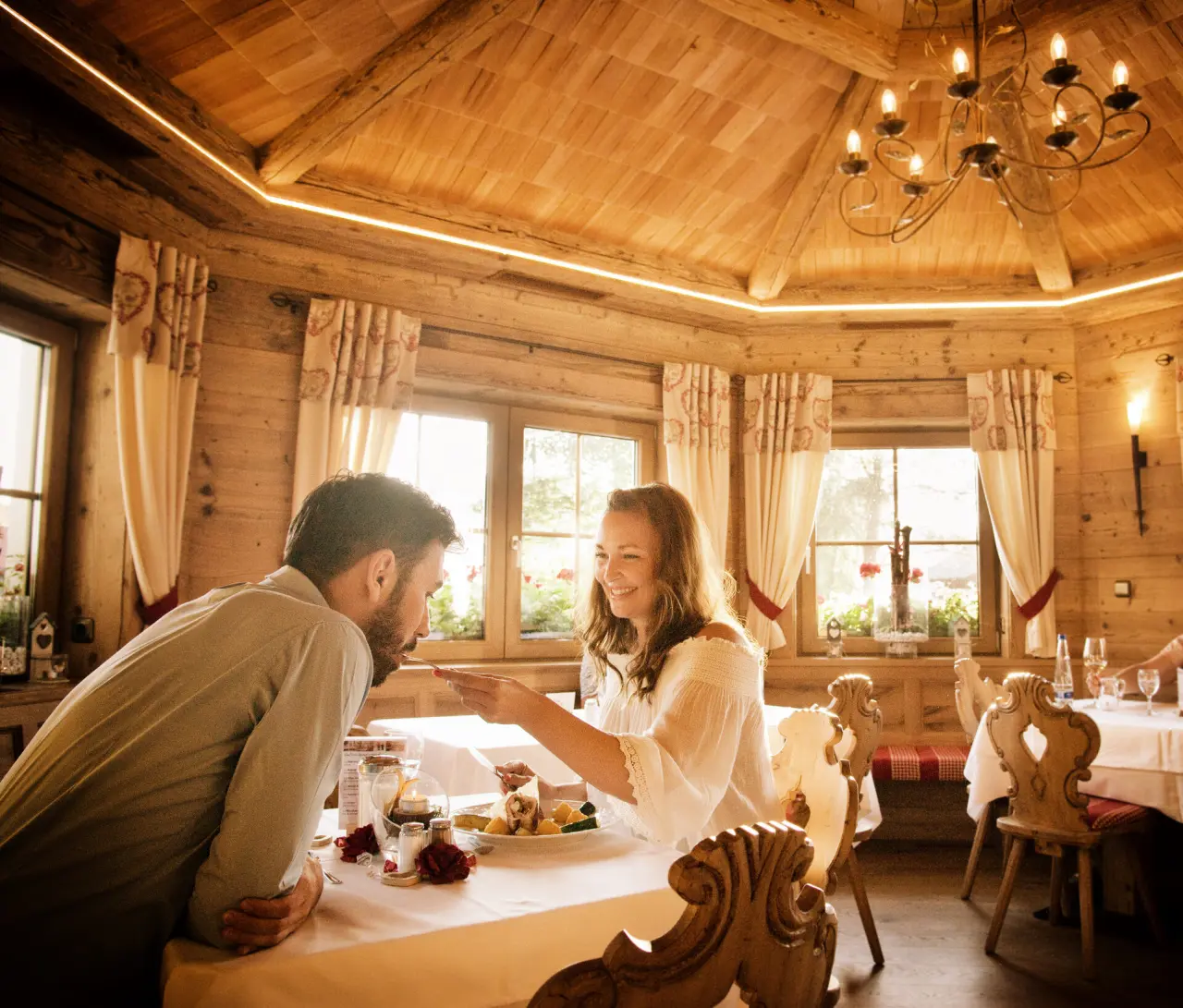Wellness & Naturhotel Tonihof**** in Langdorf – Gemütliches Restaurant mit traditionellem Ambiente | Wellnesshotel Bayerischer Wald