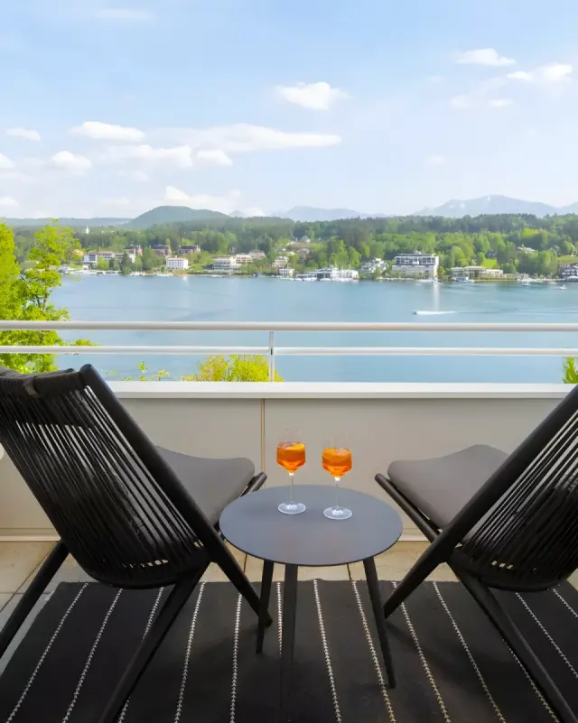 Seehotel Europa in Velden am Wörthersee – Balkon mit Seeblick und Getränken | Wellnesshotel Kärnten