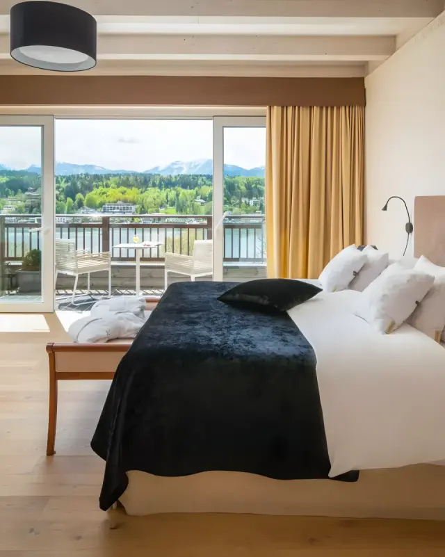 Seehotel Europa in Velden am Wörthersee – Komfortables Hotelzimmer mit Balkon und Seeblick | Wellnesshotel Kärnten