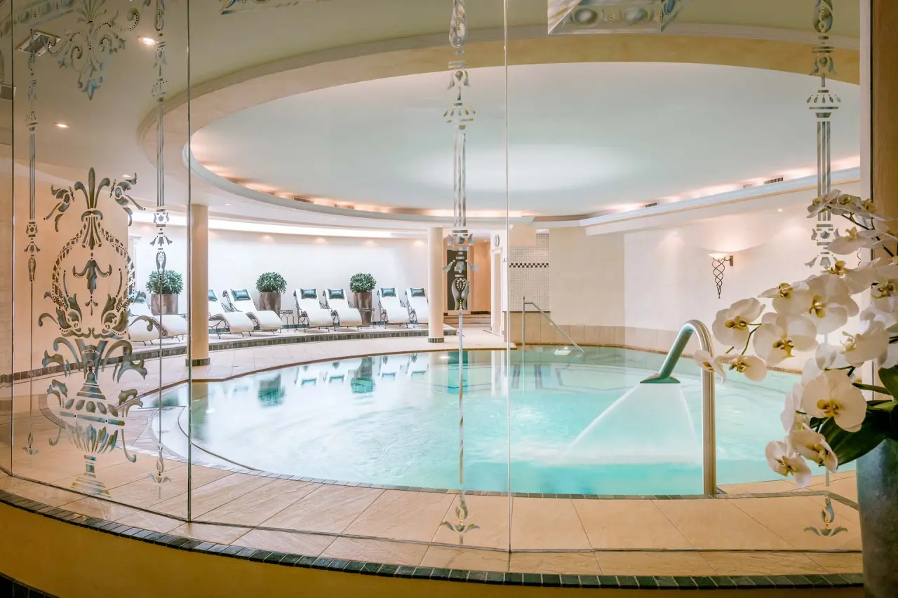 Hotel Auenhof in Lech am Arlberg – Entspannender Innenpool mit Wasserfontäne | Wellnesshotel Arlberg