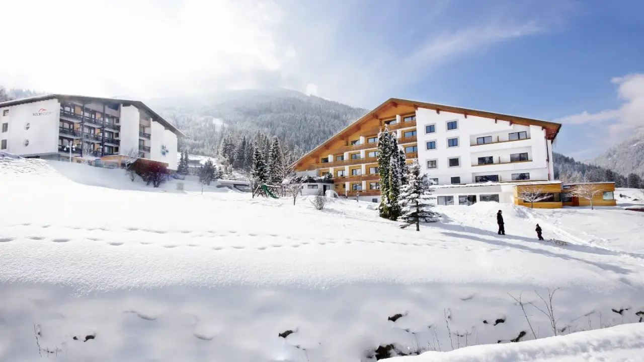 Hotel NockResort in Bad Kleinkirchheim – Winterliche Hotelanlage mit mehreren Gebäuden und Schnee | Wellnesshotel Kärnten
