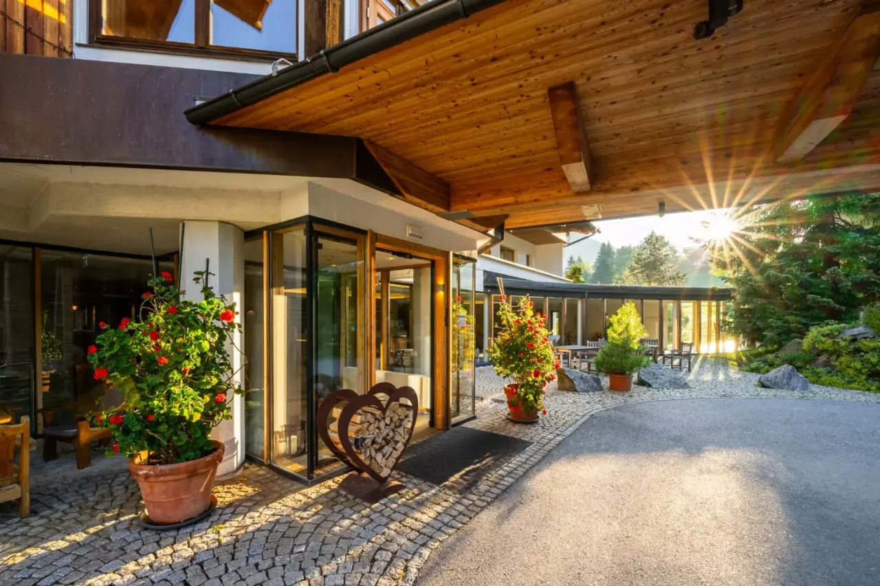 Hotel NockResort in Bad Kleinkirchheim – Panoramablick mit Hotel und Naturbadeteich | Wellnesshotel Kärnten