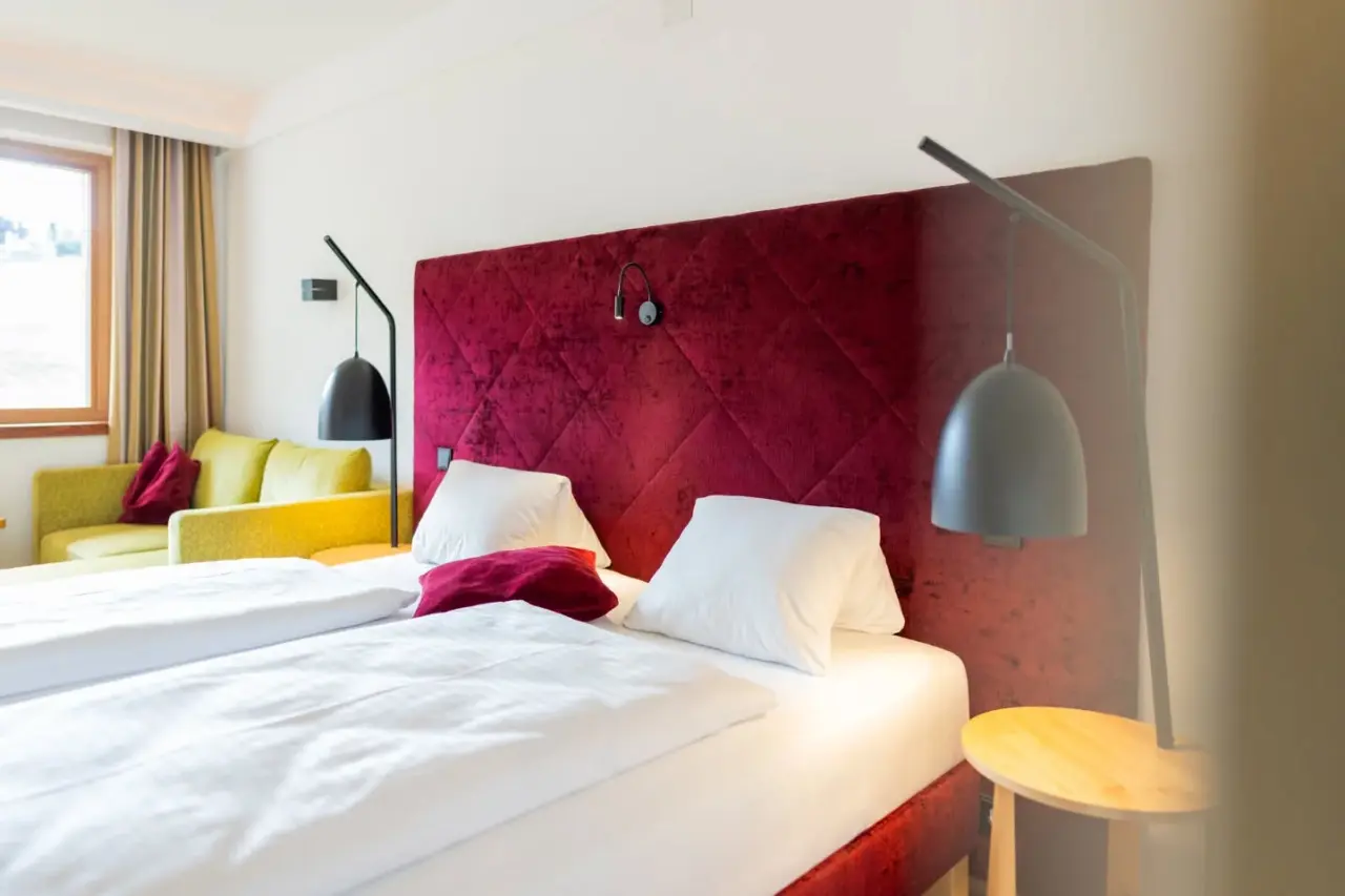 Hotel NockResort in Bad Kleinkirchheim – Gemütliches Doppelbett im Hotelzimmer | Wellnesshotel Kärnten