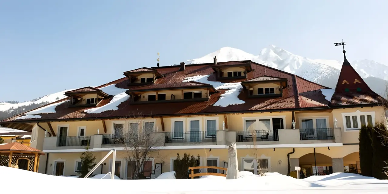 Wellnesshotel Schönruh in Seefeld – Hotelansicht im Winter mit Schnee auf dem Dach | Wellnesshotel Tirol