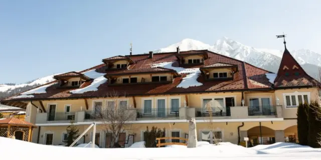 Wellnesshotel Schönruh in Seefeld – Hotelansicht im Winter mit Schnee auf dem Dach | Wellnesshotel Tirol