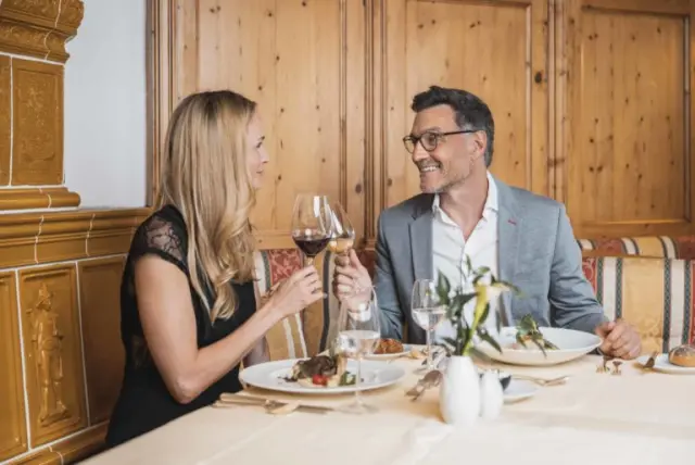 Wellnesshotel Schönruh in Seefeld – Paar beim Abendessen im Hotelrestaurant | Wellnesshotel Tirol