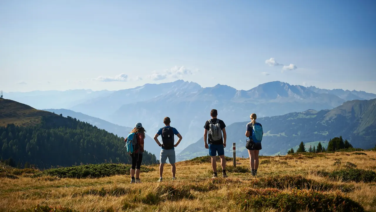 Valsana Hotel Arosa in Arosa – Wanderer mit Bergblick in den Schweizer Alpen | Wellnesshotel Graubünden