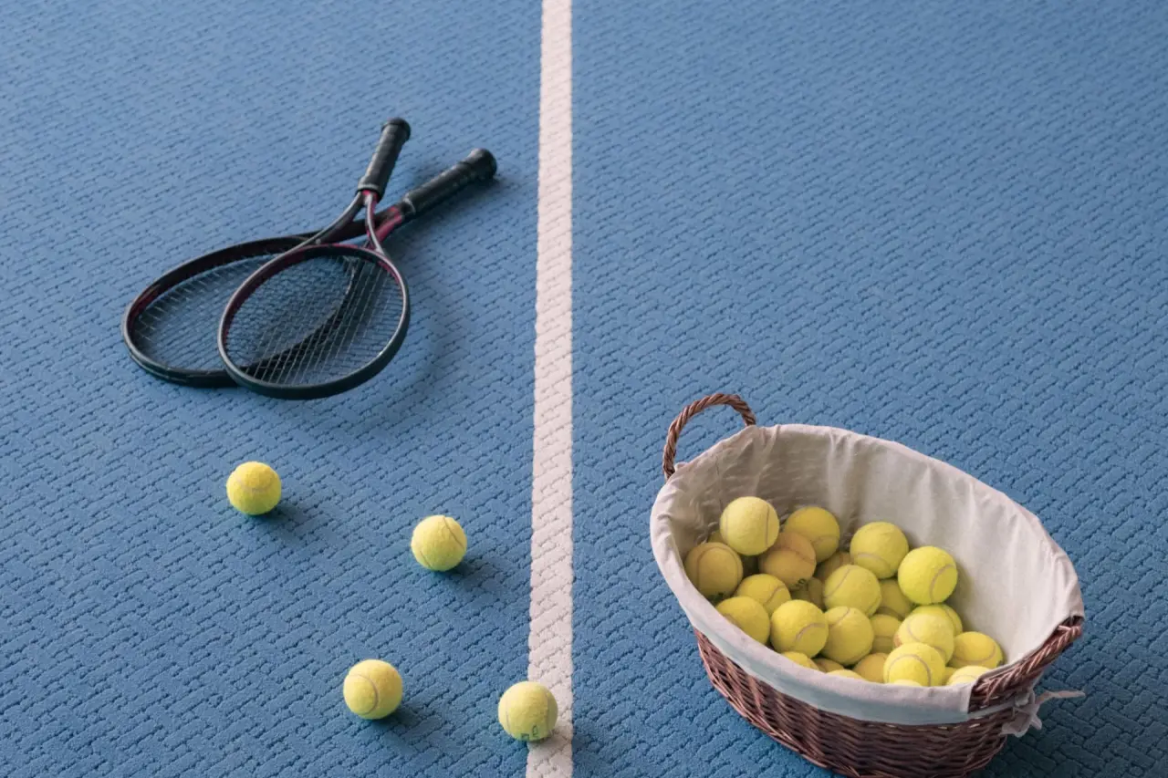 Valsana Hotel Arosa in Arosa – Tennisplatz mit Schlägern und Bällen | Wellnesshotel Graubünden