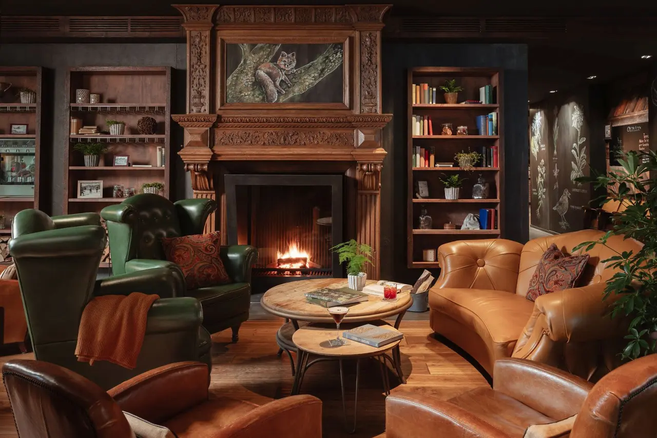 Valsana Hotel Arosa in Arosa – Gemütliche Hotellounge mit Kamin und Ledersesseln | Wellnesshotel Graubünden