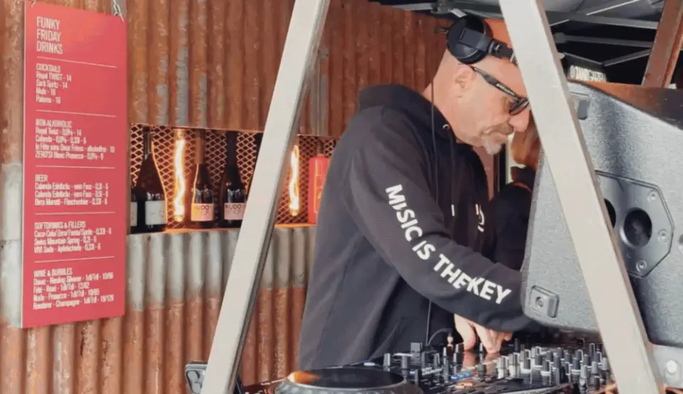 Valsana Hotel Arosa in Arosa – DJ-Performance in der Hotelbar | Wellnesshotel Graubünden