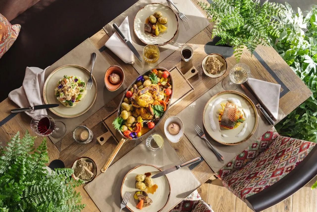 Valsana Hotel Arosa in Arosa – Reich gedeckter Tisch mit frischen Speisen im Restaurant | Wellnesshotel Graubünden