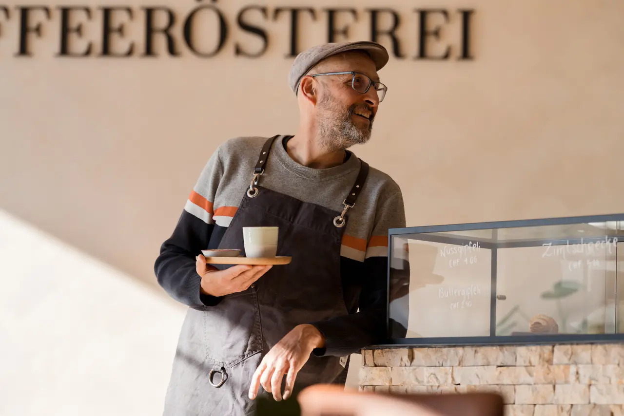 Valsana Hotel Arosa in Arosa – Mitarbeiter in der hoteleigenen Kaffeerösterei | Wellnesshotel Graubünden