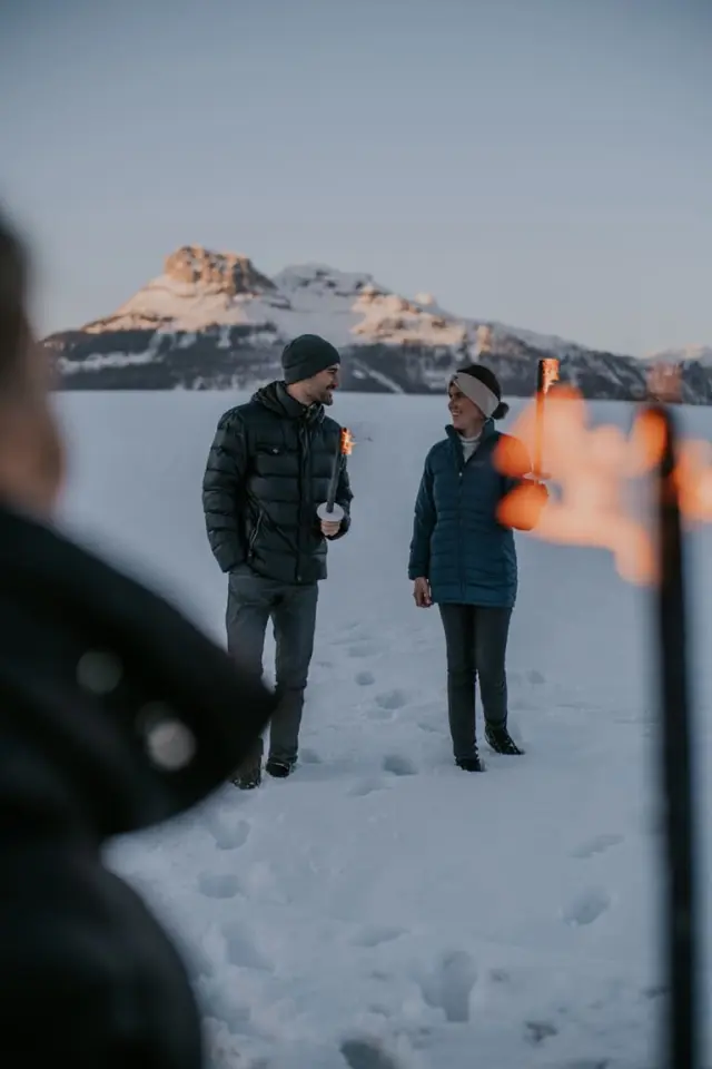 Hotel DIE WASNERIN in Bad Aussee – Winterwanderung mit Fackeln in verschneiter Landschaft | Wellnesshotel Salzkammergut