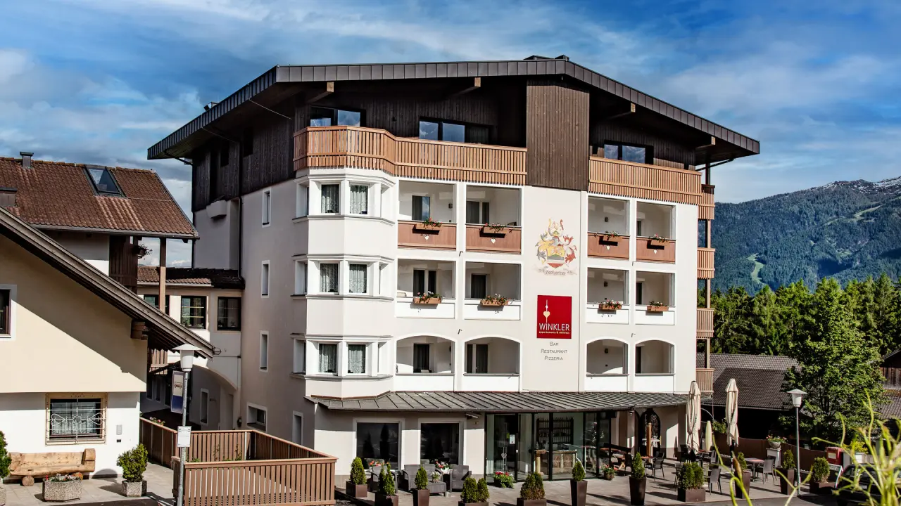 Appartements & Wellness Winkler in Bruneck – Hotelaußenansicht mit Bergpanorama | Wellnesshotel Südtirol