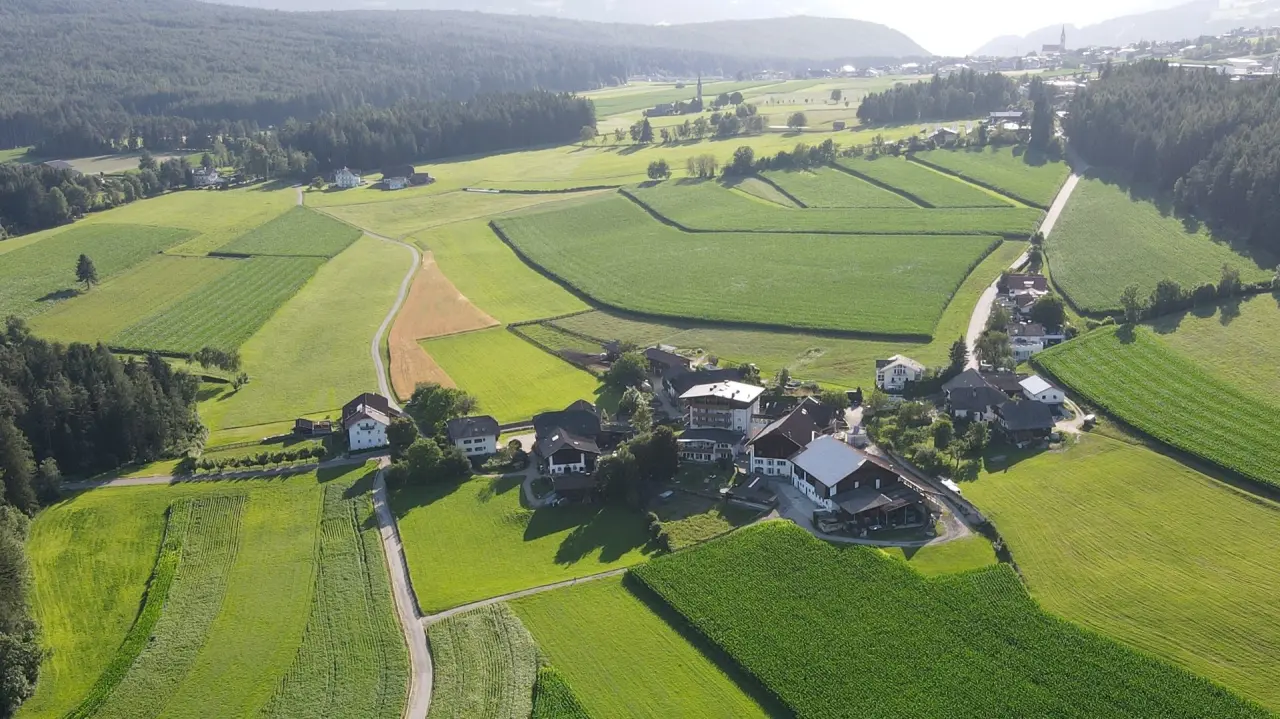 Appartements & Wellness Winkler in Bruneck – Luftaufnahme der grünen Landschaft und Umgebung | Wellnesshotel Südtirol
