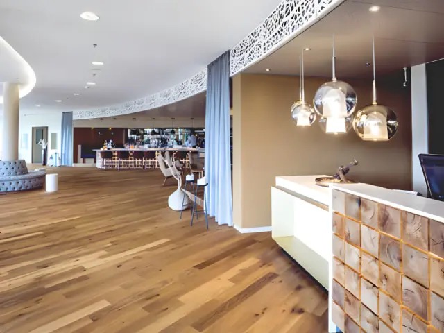 Das Sonnreich in Bad Loipersdorf – Modern gestalteter Eingangsbereich mit Bar im Hintergrund | Wellnesshotel Steiermark