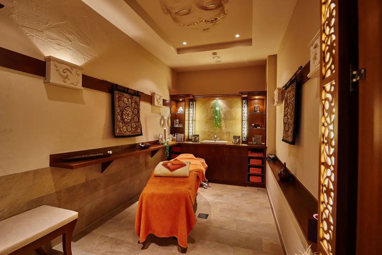 Reblinger Hof in Bernried – Entspannender Massageraum mit Behandlungsliege | Wellnesshotel Bayerischer Wald