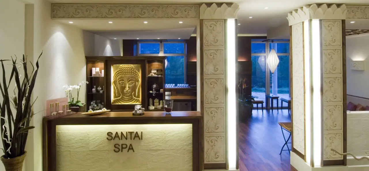 Reblinger Hof in Bernried – Empfangsbereich des Santai Spa mit Buddha-Dekoration | Wellnesshotel Bayerischer Wald