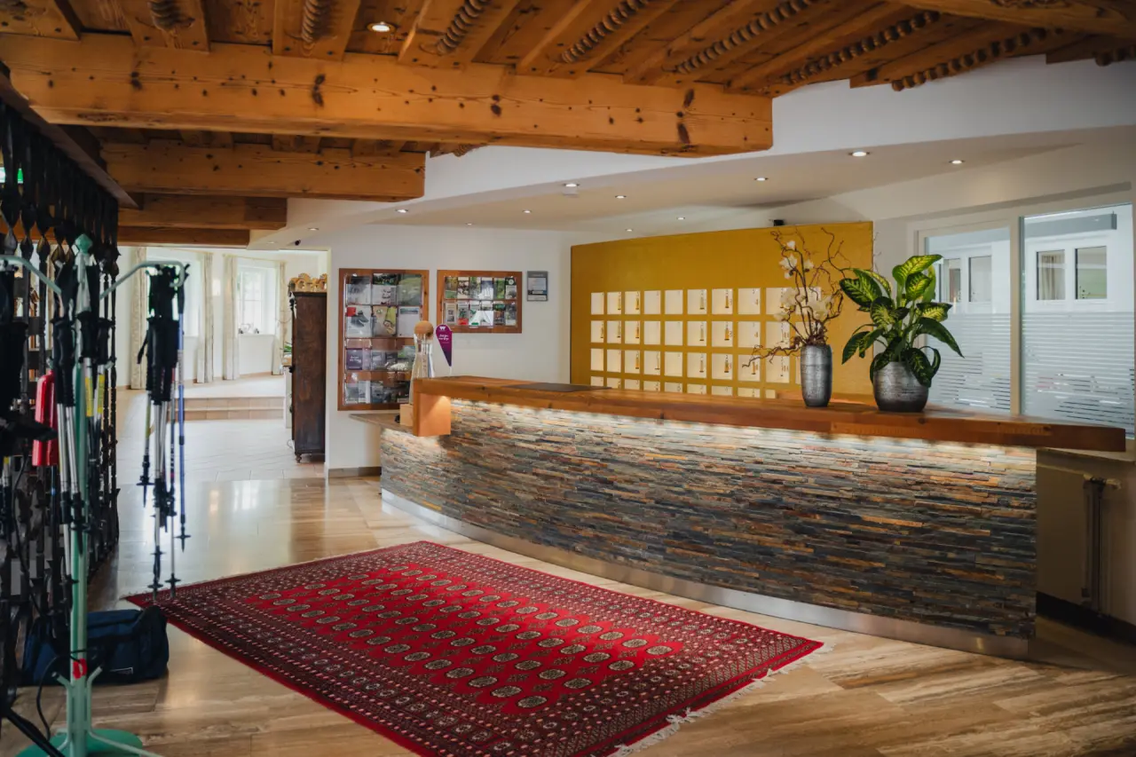Relax & Wanderhotel Poppengut in Hinterstoder – Empfangsbereich mit Rezeption und Holzbalken | Wellnesshotel Oberösterreich