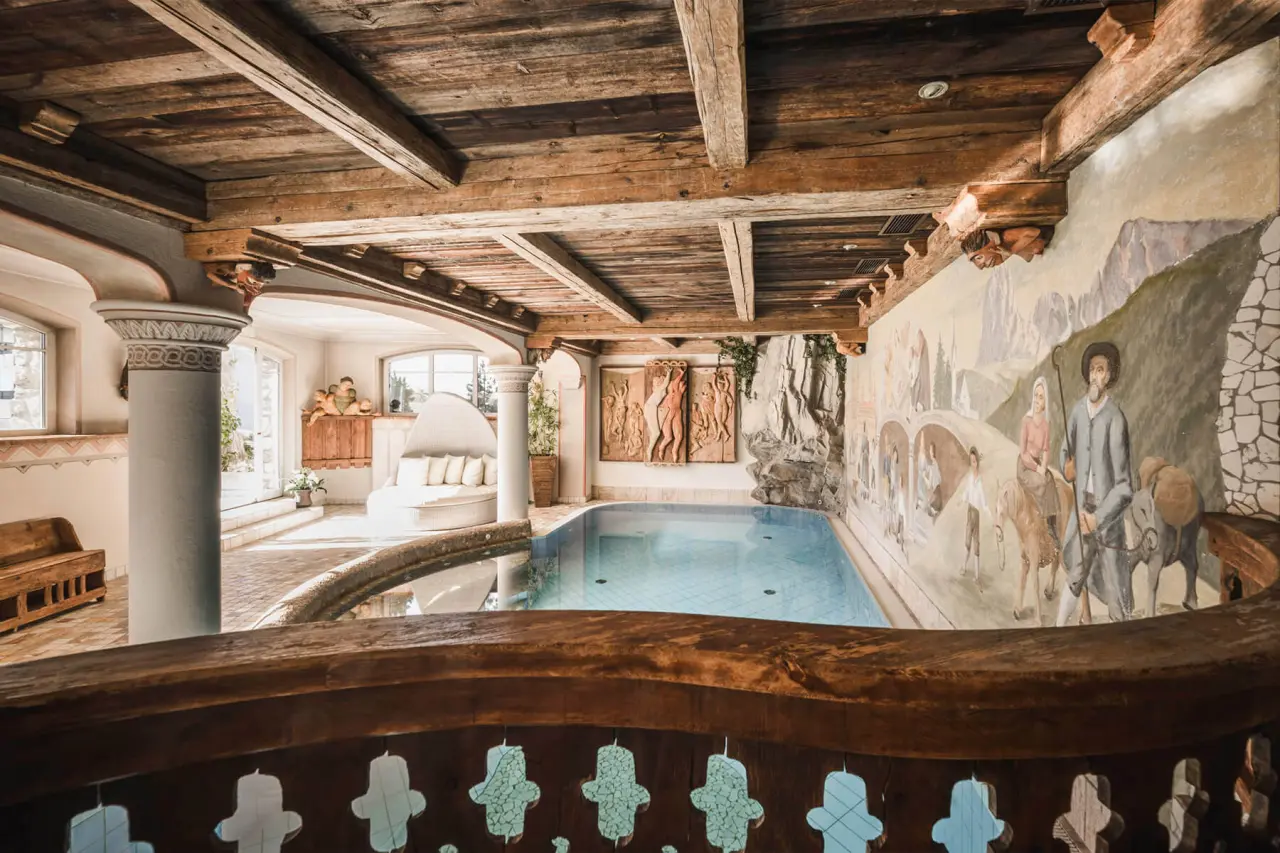 Hotel Ansitz Jakoberhof in St. Ulrich in Gröden – Innenpool mit Holzbalken und Wandmalerei | Wellnesshotel Gröden