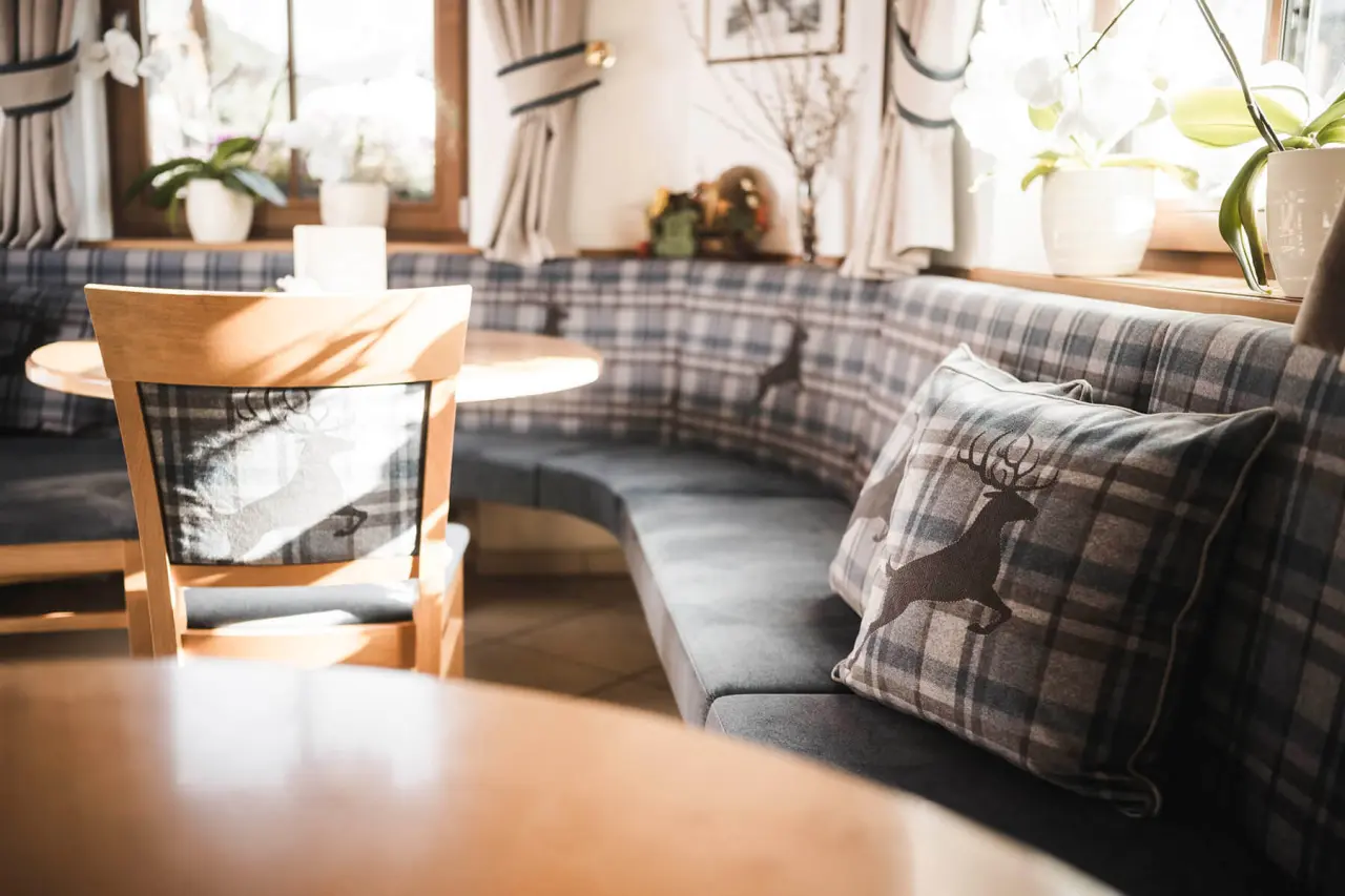 Hotel Ansitz Jakoberhof in St. Ulrich in Gröden – Gemütliche Sitzecke im Restaurant | Wellnesshotel Gröden