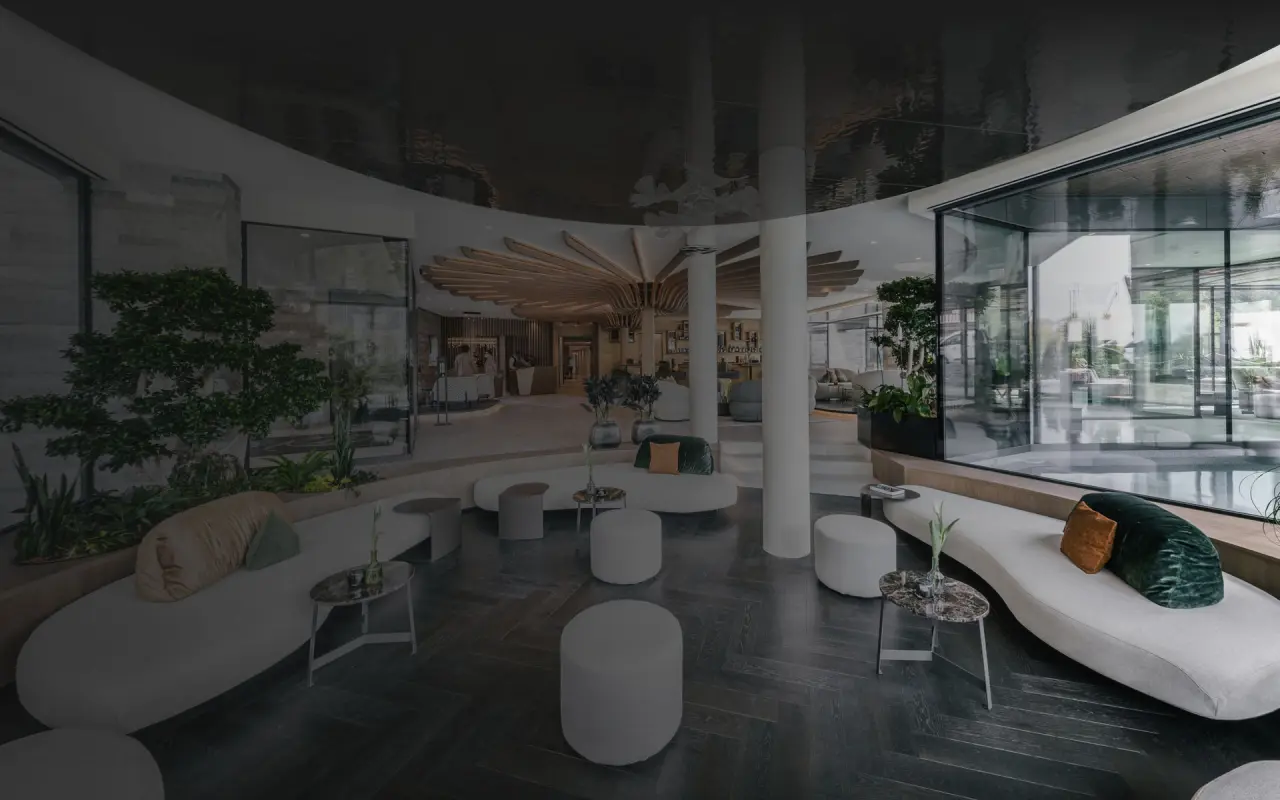Quellenhof Luxury Resort Passeier in Schenna – Moderne Lounge mit Pflanzen und Panoramafenstern | Wellnesshotel Passeier