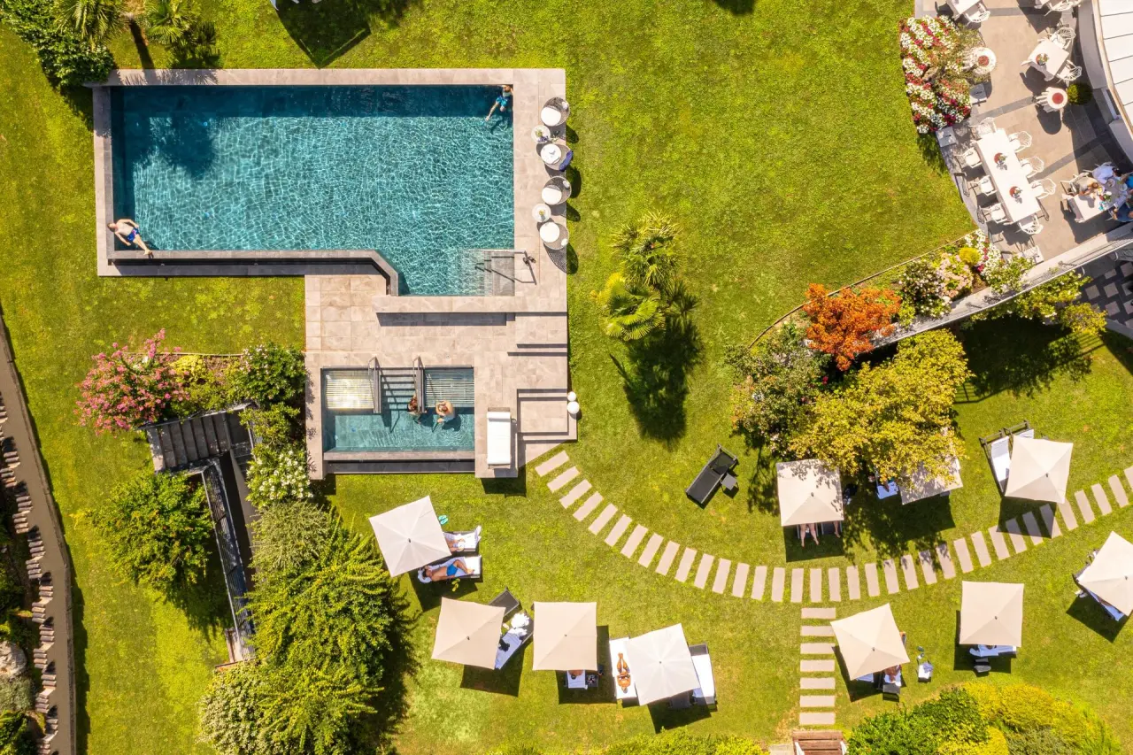 Hotel Fayn Garden Retreat in Dorf Tirol – Luftaufnahme des Gartens mit Pools und Liegewiesen | Wellnesshotel Südtirol
