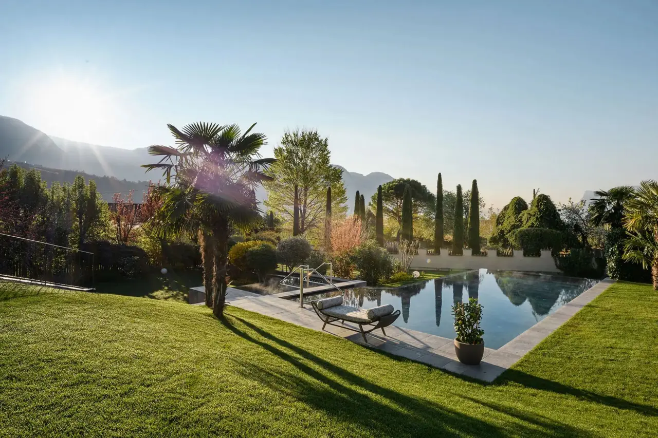 Hotel Fayn Garden Retreat in Dorf Tirol – Sonniger Außenpool mit Garten und Bergblick | Wellnesshotel Südtirol