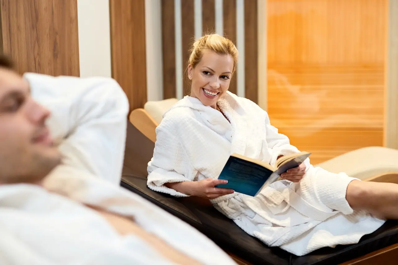Riverresort Donauschlinge in Haibach/Donau – Frau im Bademantel entspannt im Wellnessbereich | Wellnesshotel Oberösterreich