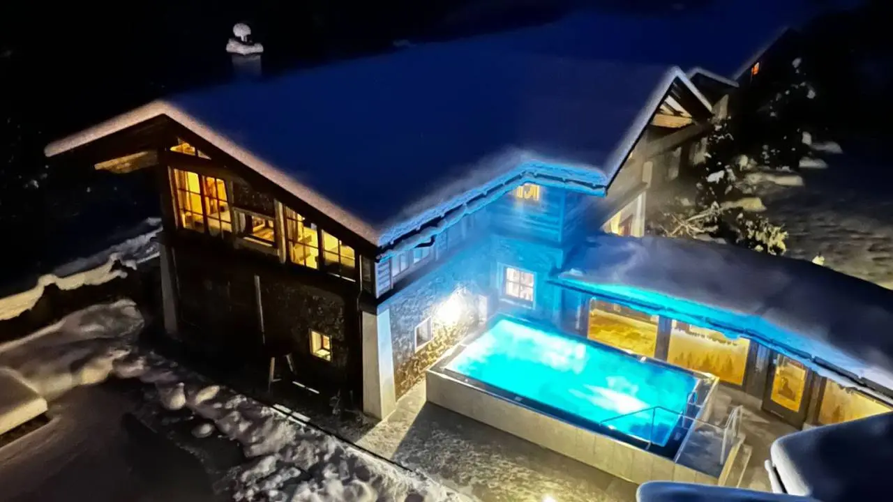 Verwöhnhotel Kristall in Pertisau am Achensee – Hotelgebäude bei Nacht mit beleuchtetem Außenpool | Wellnesshotel Achensee