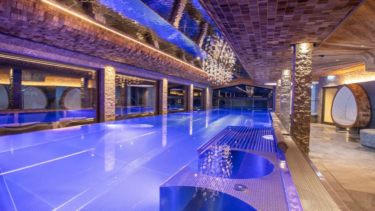 Verwöhnhotel Kristall in Pertisau am Achensee – Luxuriöser Innenpool mit stilvoller Beleuchtung | Wellnesshotel Achensee