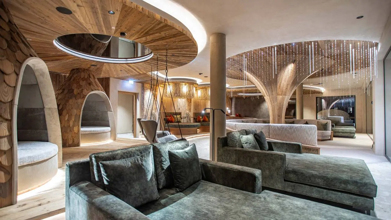 Verwöhnhotel Kristall in Pertisau am Achensee – Stilvoller Ruheraum mit Designer-Liegen und Holzelementen | Wellnesshotel Achensee