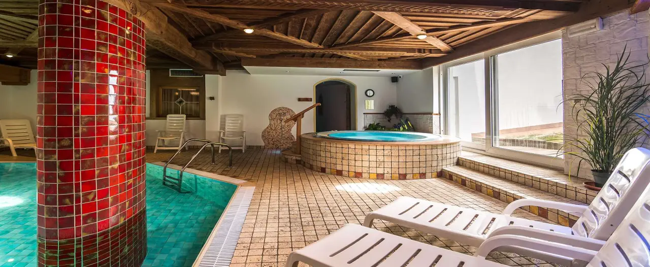 Hotel Salvan in Campitello di Fassa – Innenpool und Whirlpoolbereich | Wellnesshotel Trentino